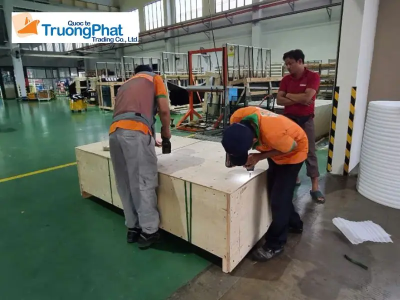 Quy trình xếp dỡ hàng nguy hiểm – từ chuẩn bị đến hoàn tất.